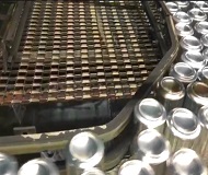 展示不銹鋼網帶在輸送易拉罐的工作流程