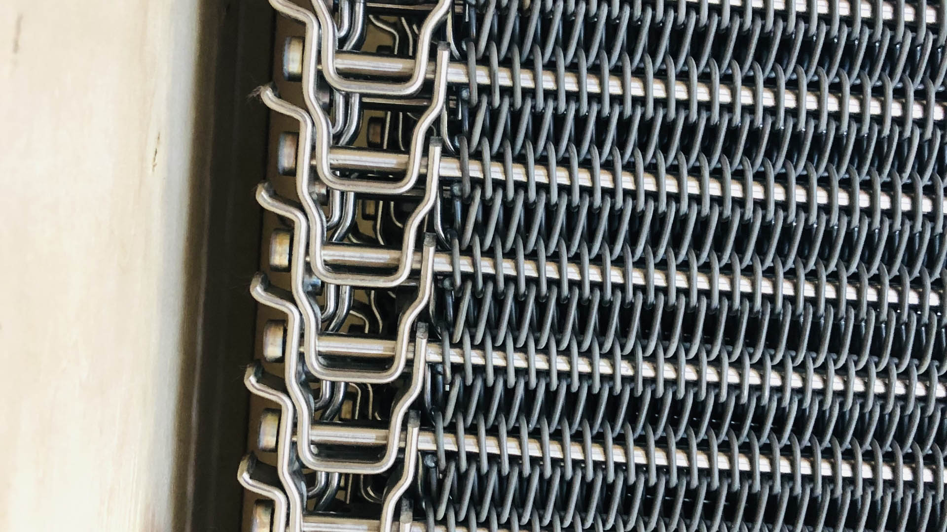 【定制金屬網帶】-2米寬的玉米片油炸案例