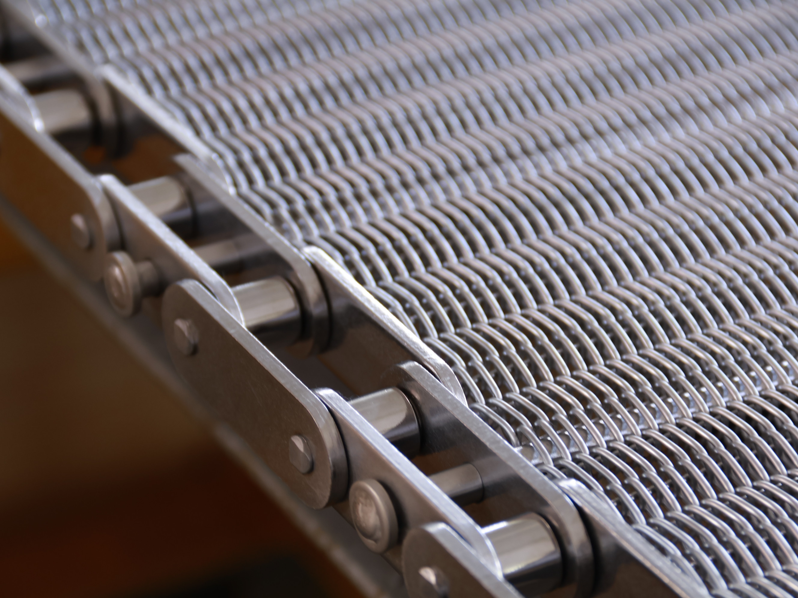 316L不銹鋼網(wǎng)帶：耐腐蝕環(huán)境輸送