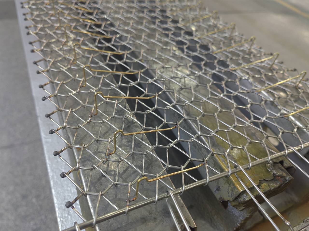 不銹鋼網(wǎng)帶選型全攻略：從材質(zhì)到規(guī)格，精準(zhǔn)匹配工況需求